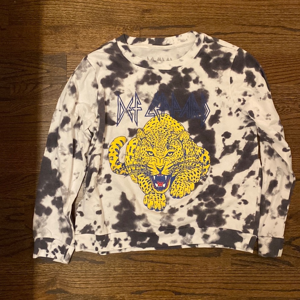 Target Graphic Long Sleeve Sweater/Shirt